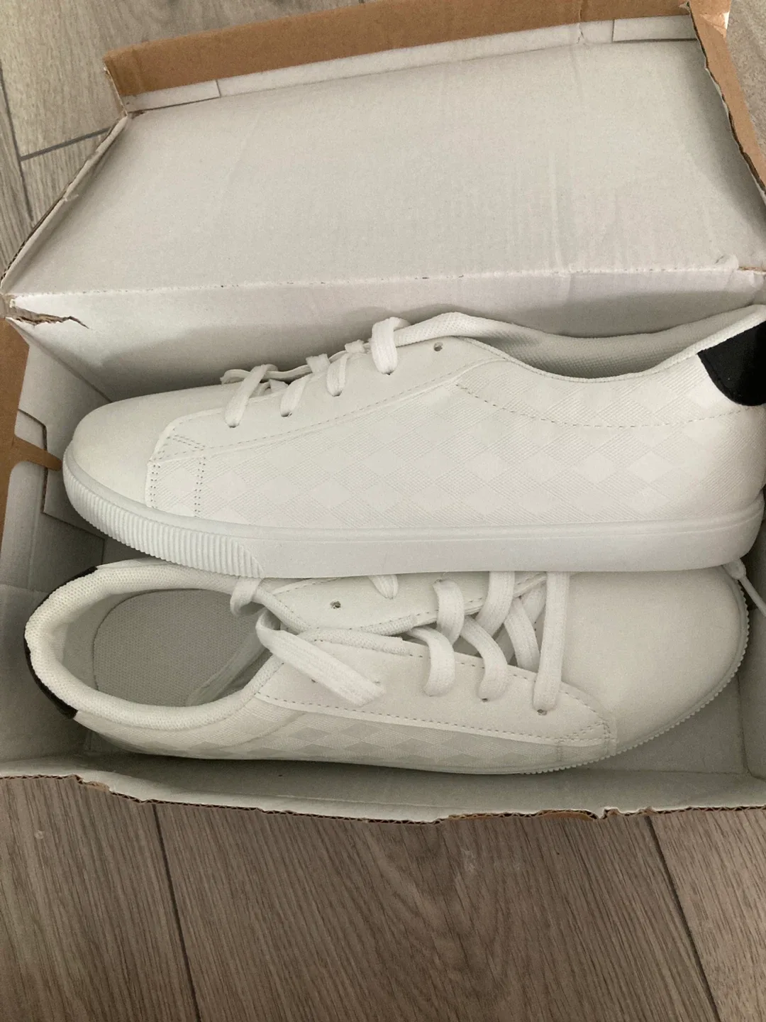 White Sneakers Size 42 (approx. US 9) thumbnail