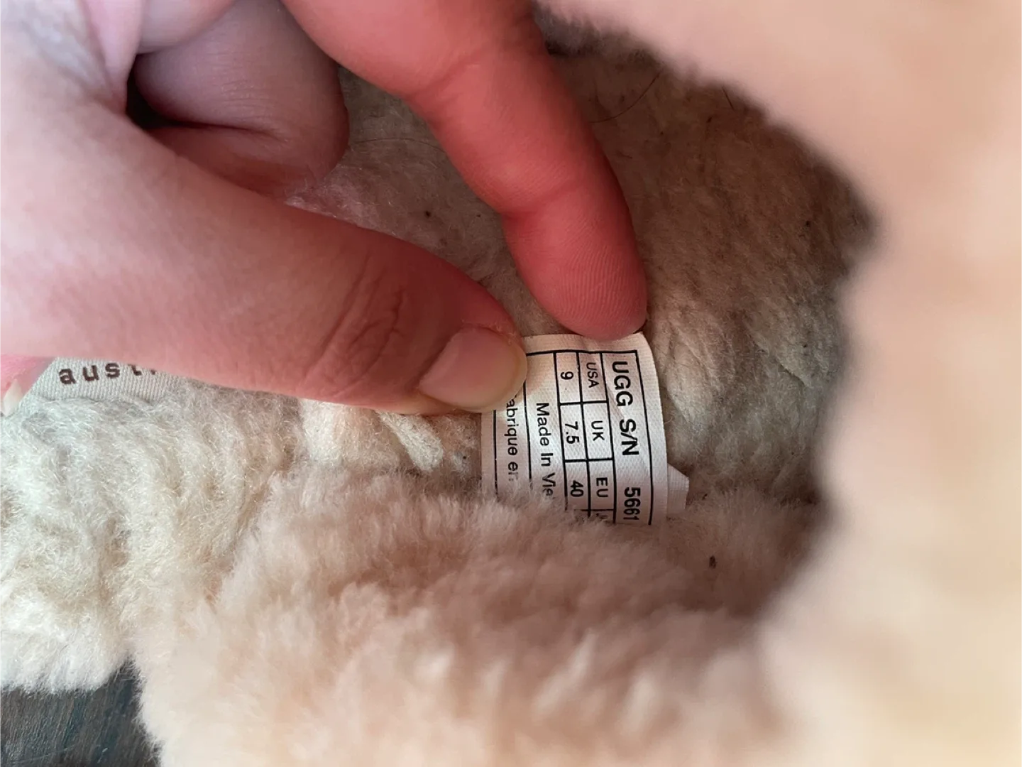 UGG women’s slippers image indicator(3)