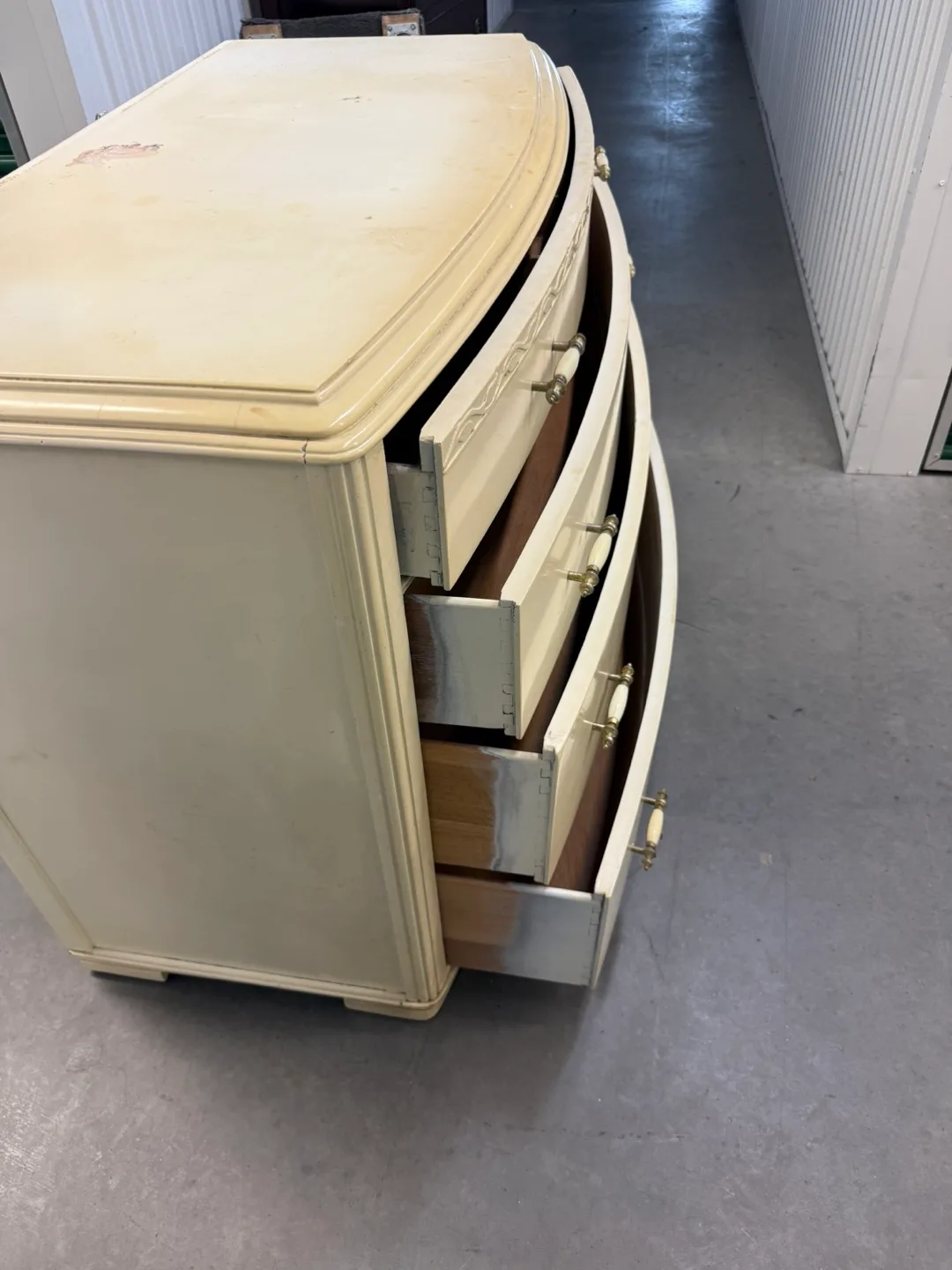 Vintage 4-Drawer Dresser image indicator(10)