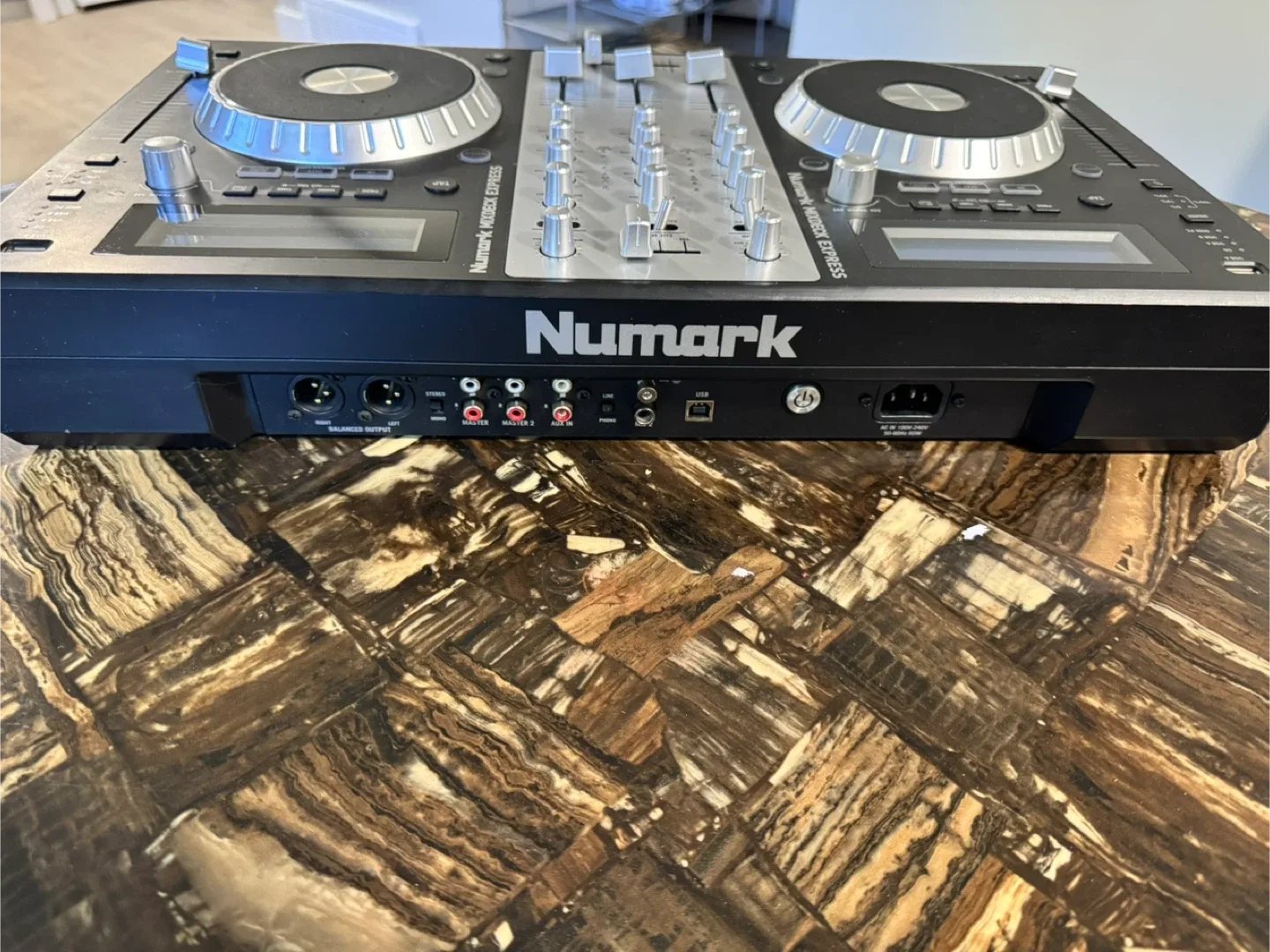 Numark MixDeck Express, an all-in-one DJ controller and mixer. image indicator(4)