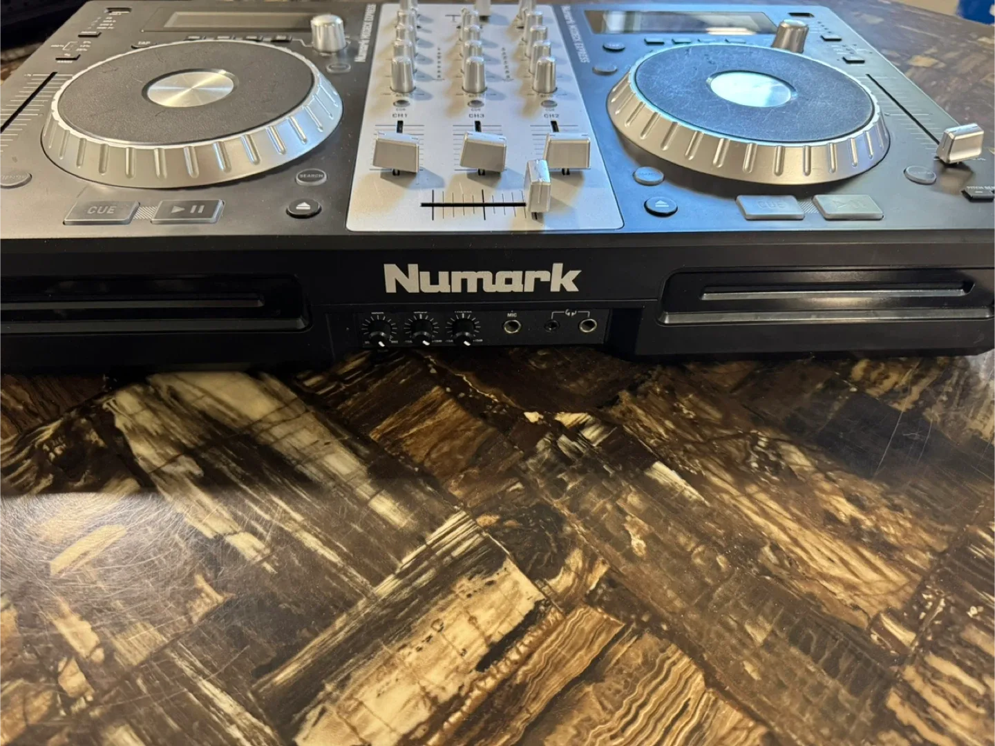 Numark MixDeck Express, an all-in-one DJ controller and mixer. image indicator(2)