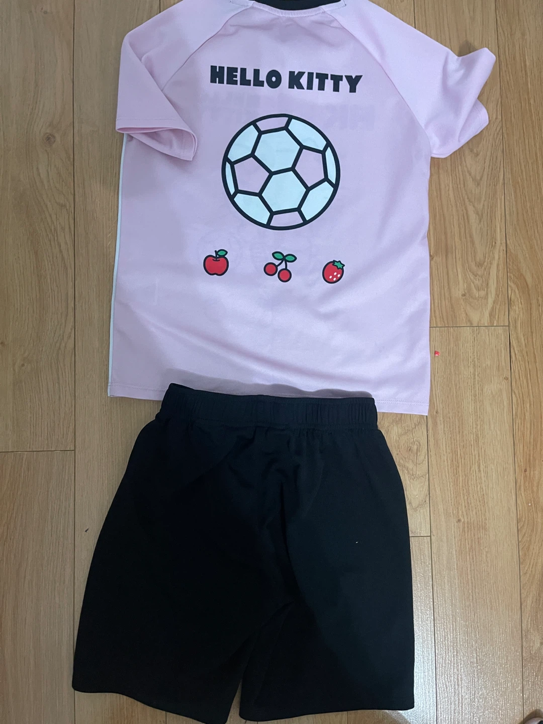 Size 8-10 Hello kitty Jersey soccer set - photo 3