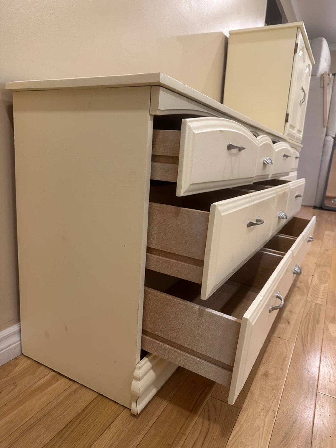Beautiful White 9-Drawer Dresser (CAN DELIVER) - photo 5
