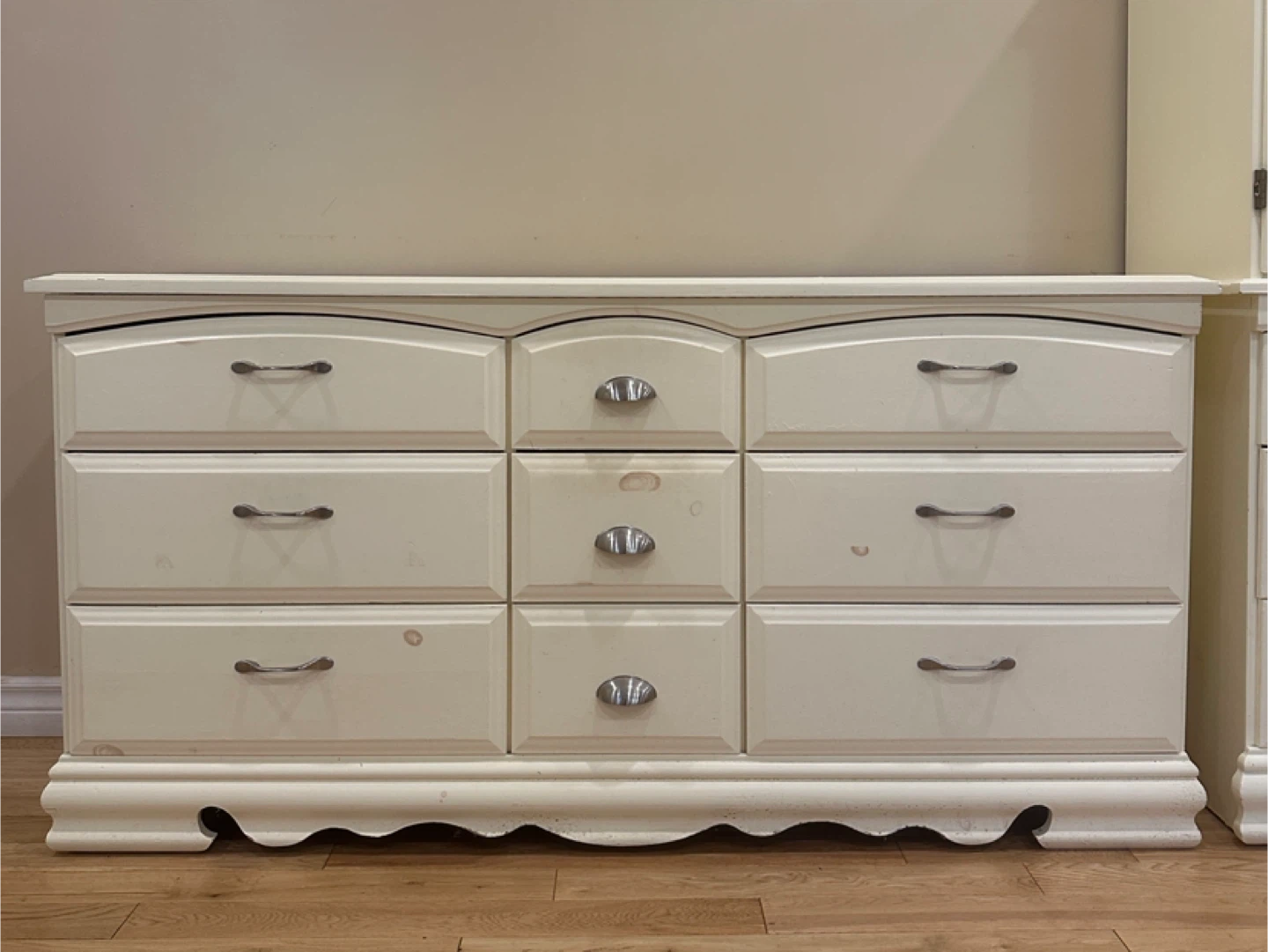 Beautiful White 9-Drawer Dresser (CAN DELIVER)