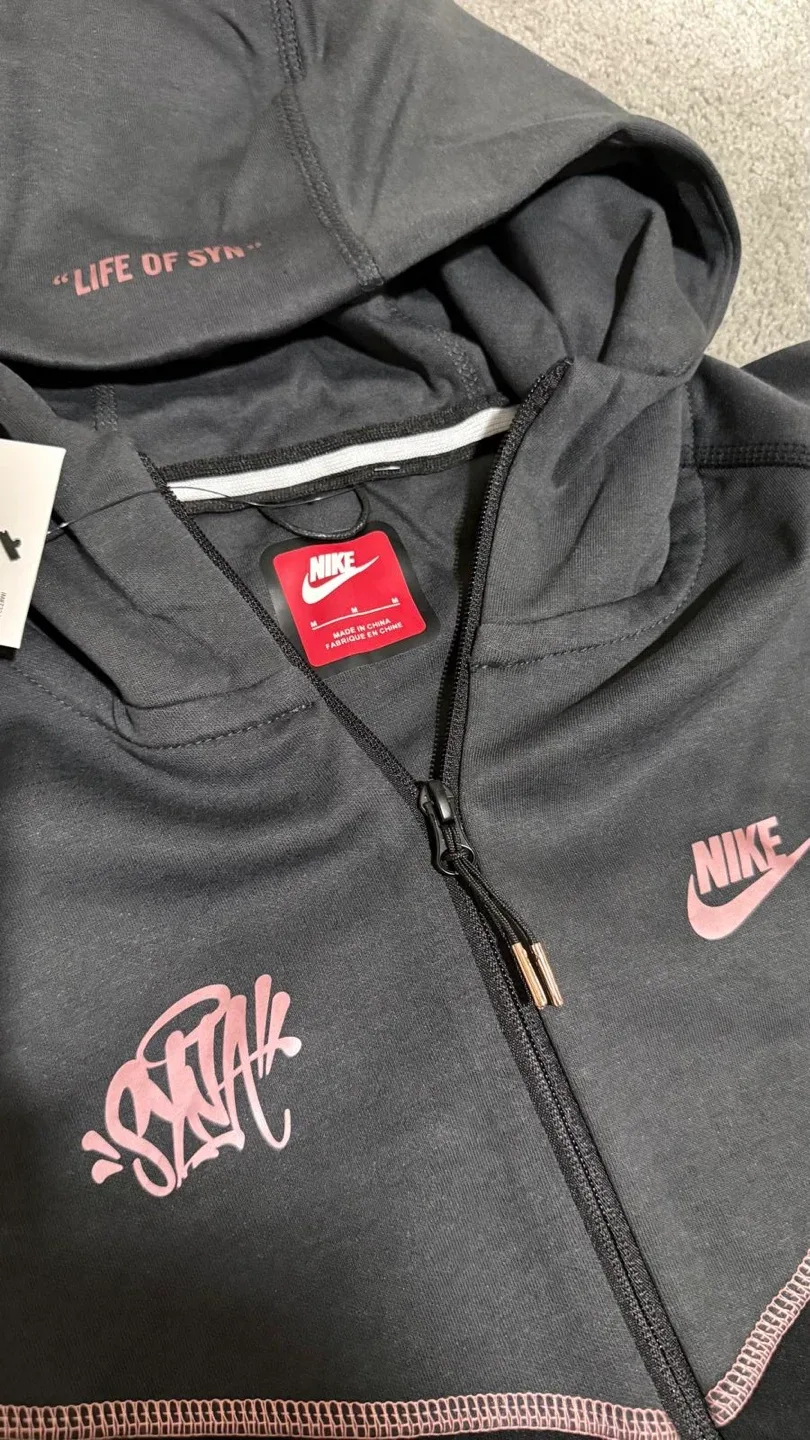 Nike Tech Fleece syna world-limited edition. image indicator(3)
