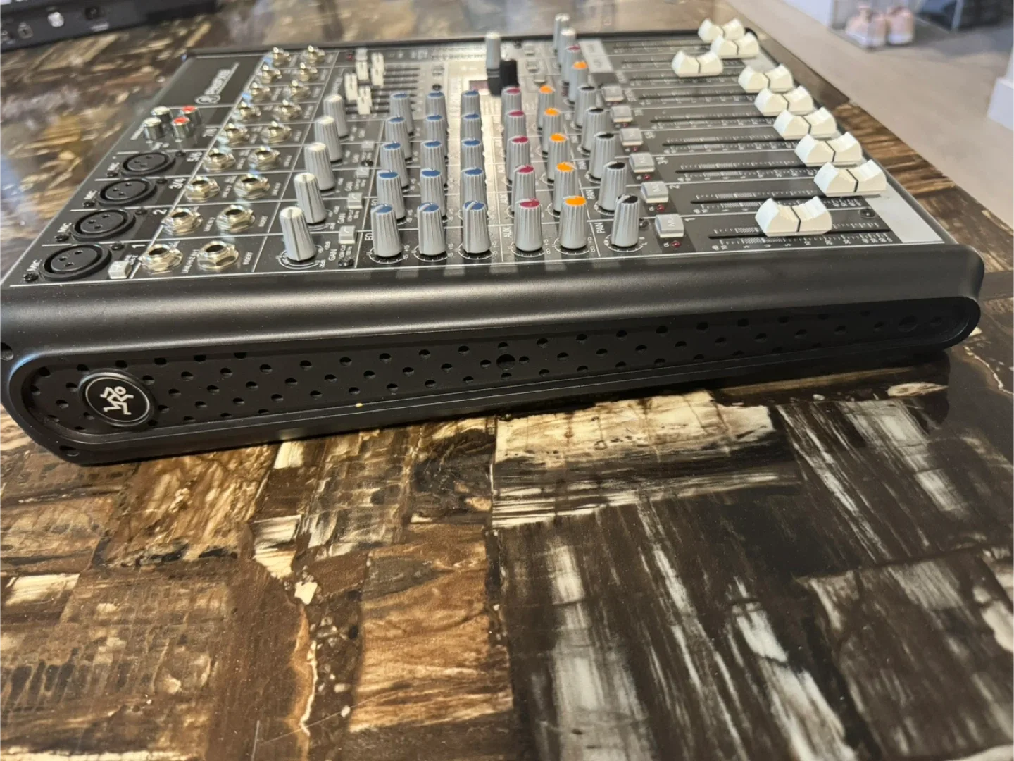 Mackie ProFX8 8-channel professional effects mixer with USB image indicator(3)