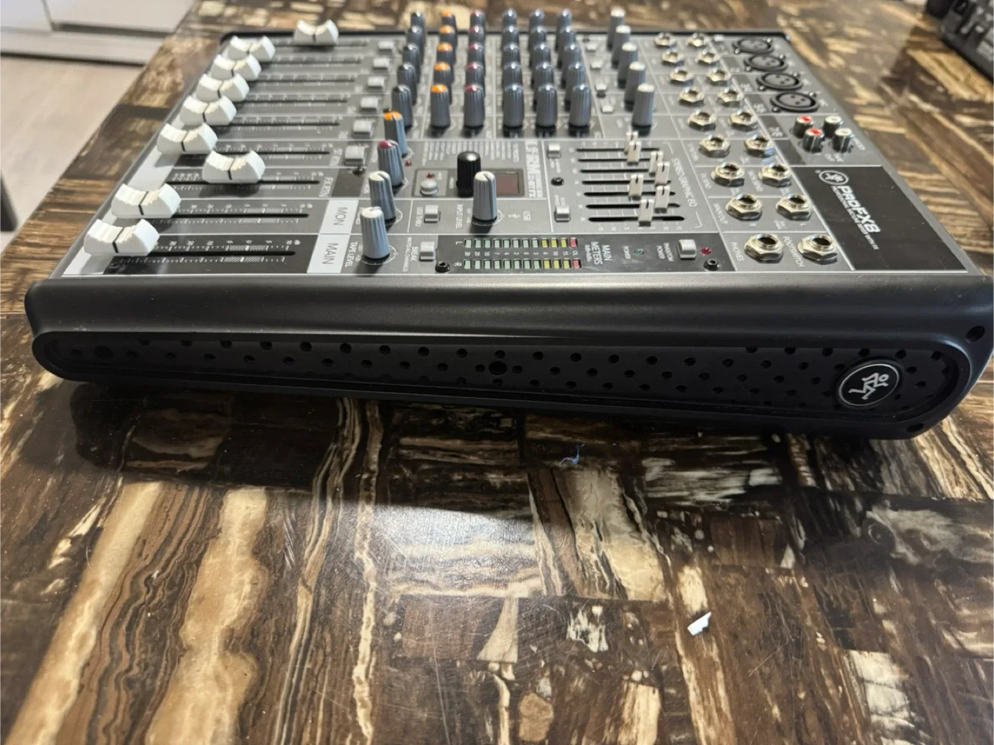 Mackie ProFX8 8-channel professional effects mixer with USB image indicator(2)