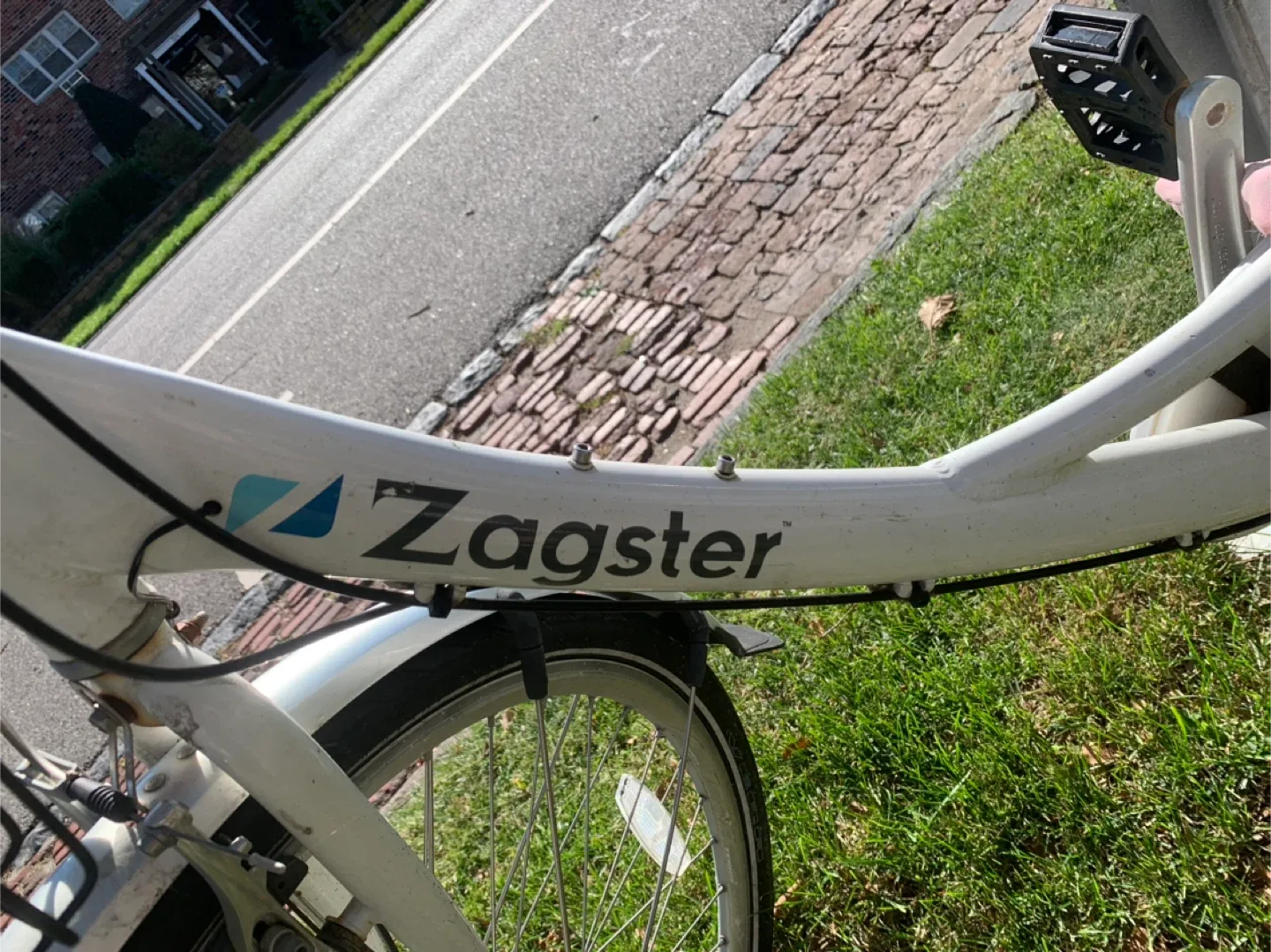 Zagster White Bicycle with Basket image indicator(3)