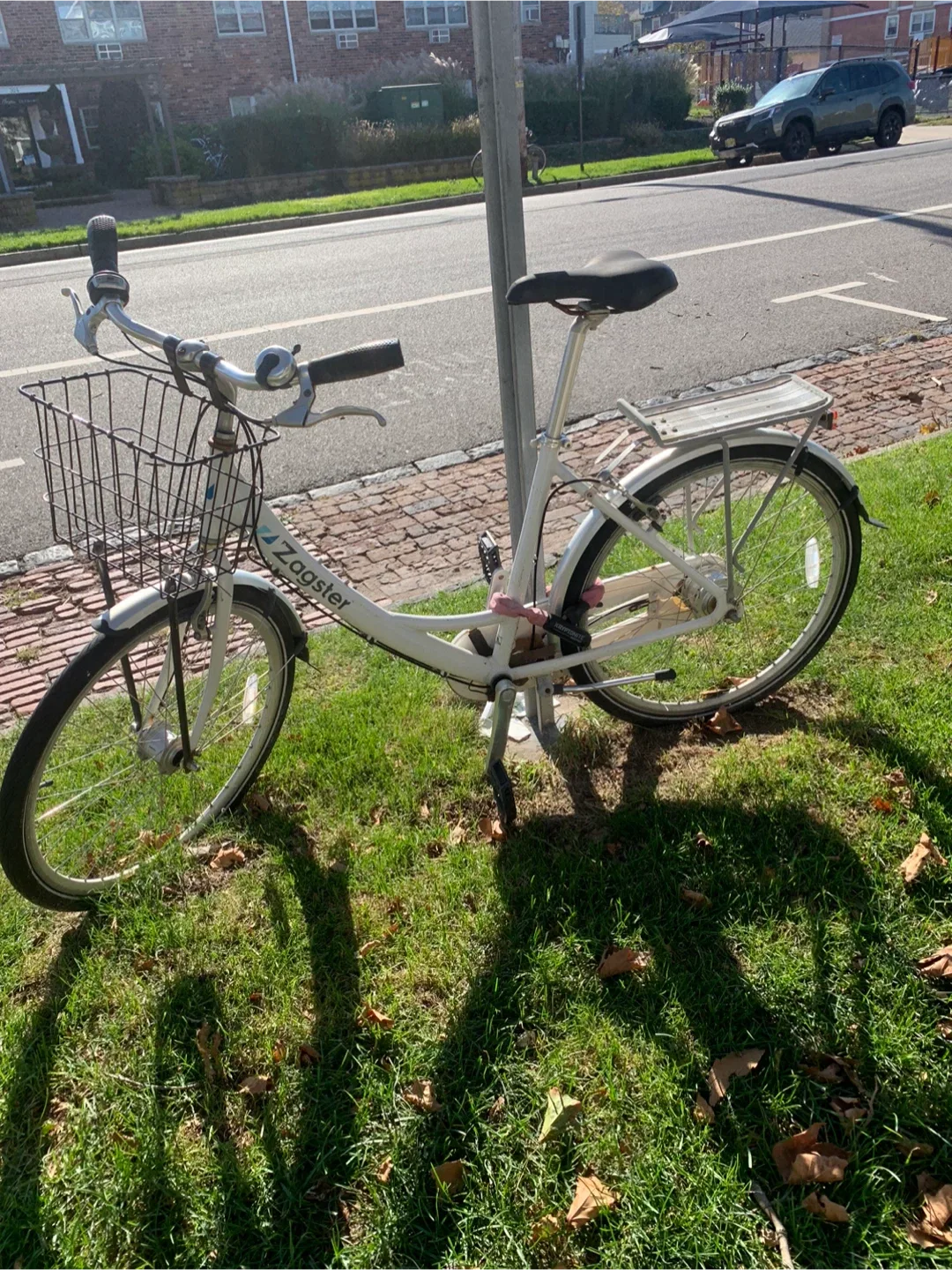 Zagster White Bicycle with Basket image indicator(2)