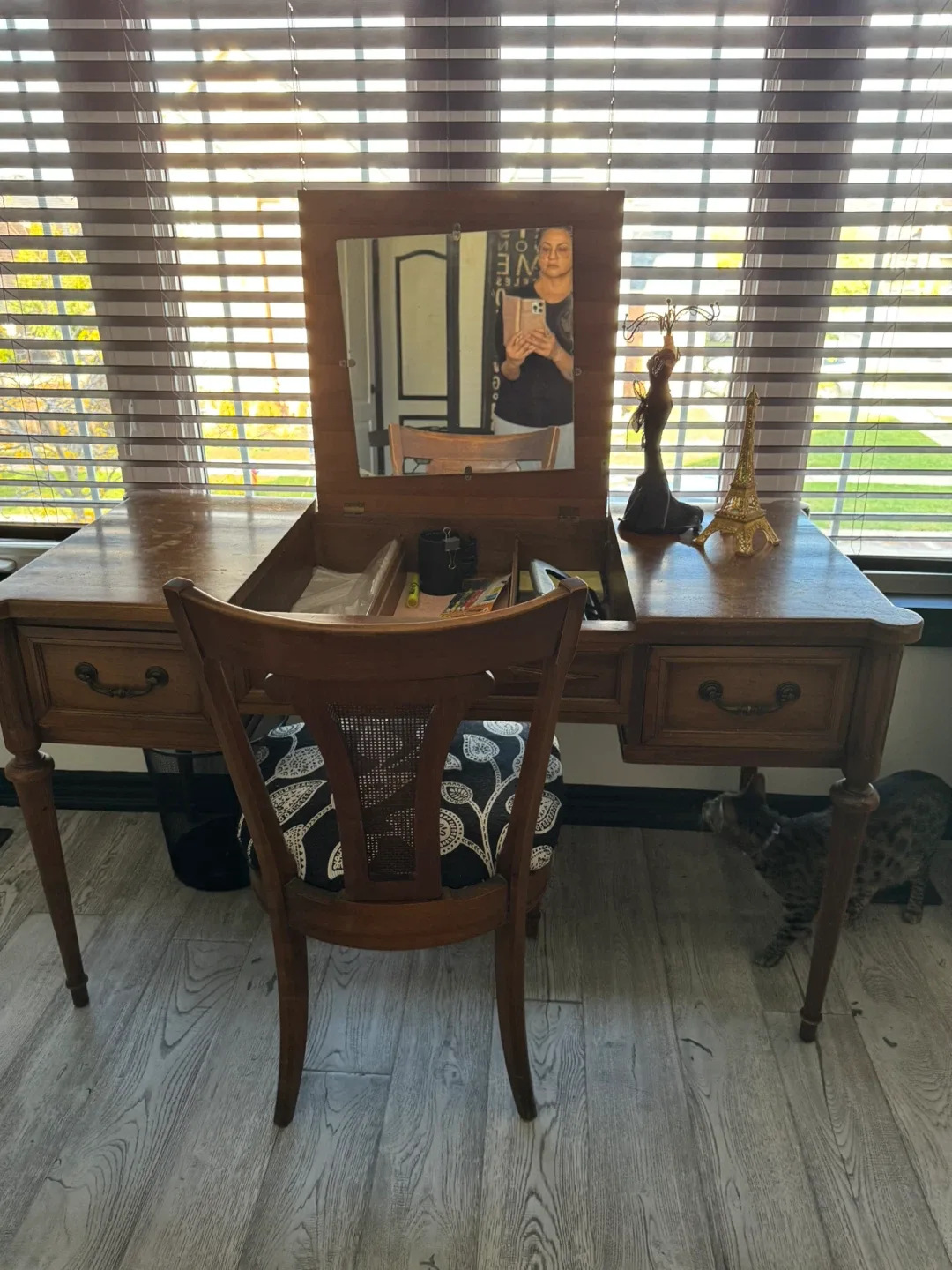 Vintage Vanity Desk with Mirror and Chair image indicator(2)