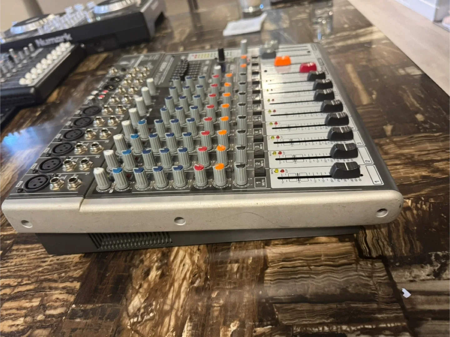 Behringer XENYX X1222USB image indicator(4)