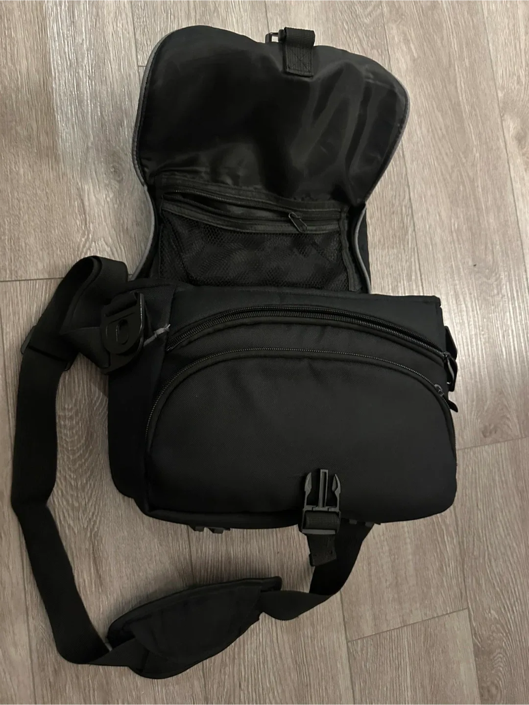 Black Camera Bag image indicator(2)