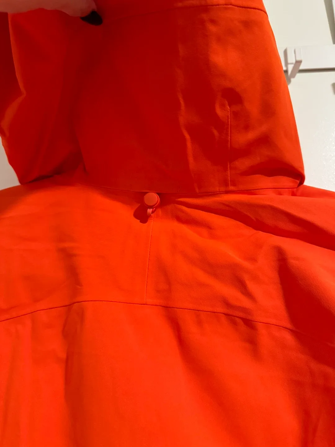 Lululemon StretchSeal Relaxed Rain Jacket - Size 4 image indicator(4)