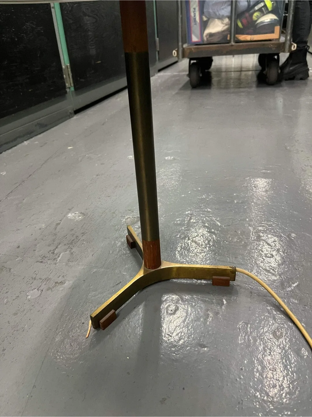 Mid-Century Brass & Teak Table Lamp – Scandinavian Design image indicator(3)