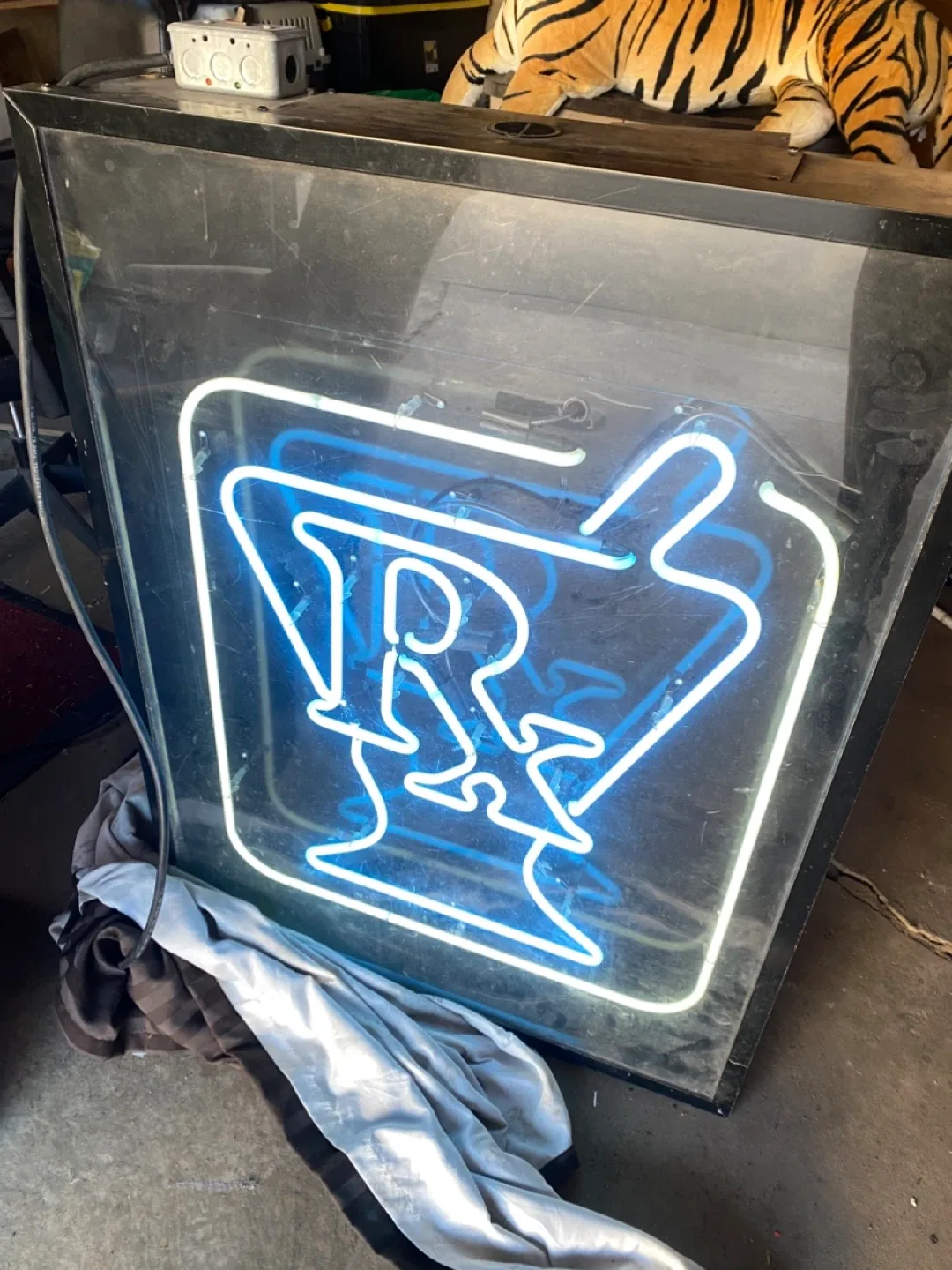 Vintage Pharmacy Neon Sign image indicator(2)