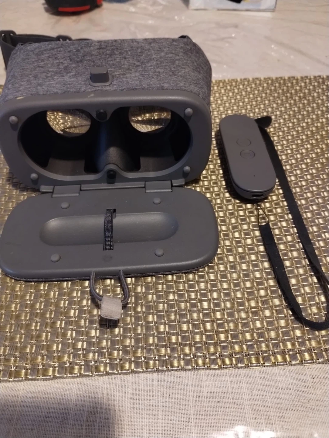 Google VR Headset with Controller