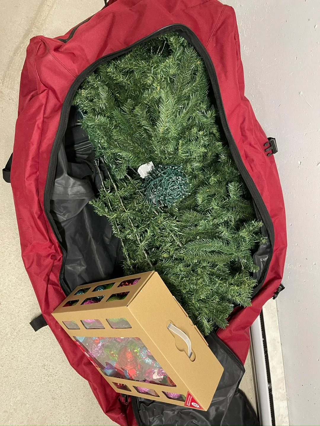 Christmas tree with ornaments and storage bag image indicator(2)