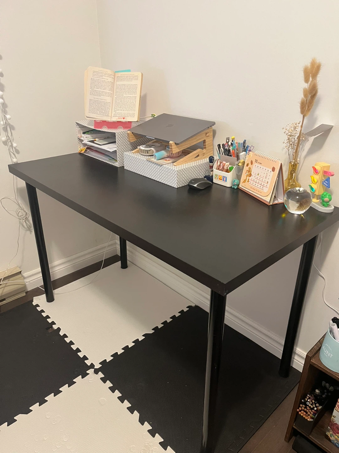 Black Desk