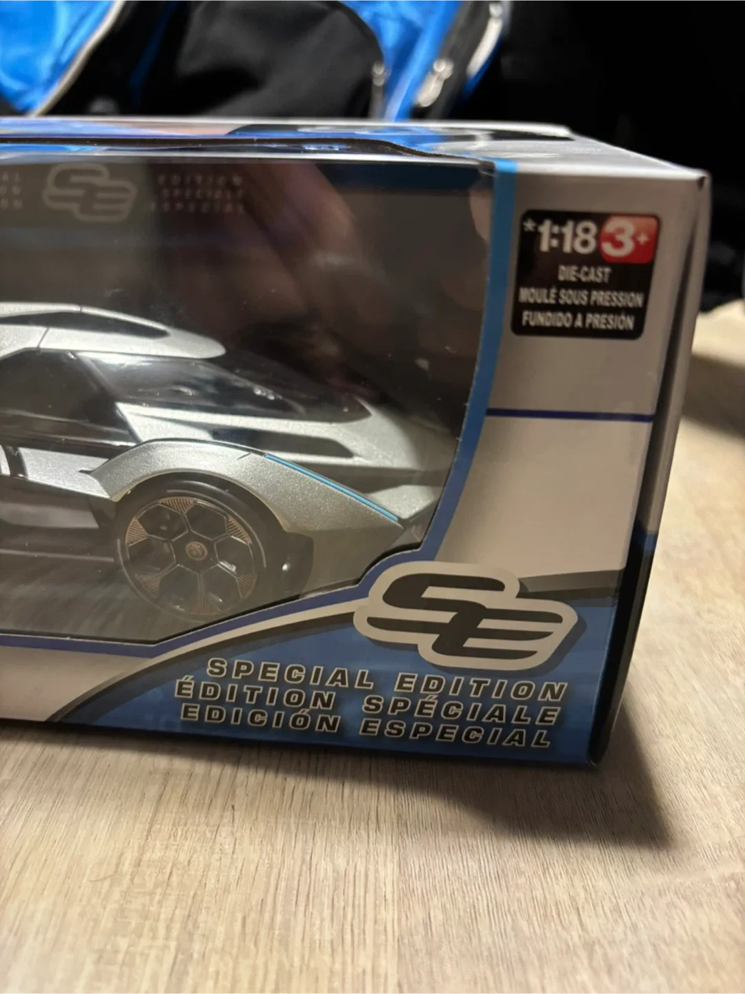 Maisto Special Edition 1:18 Die-Cast Car image indicator(2)