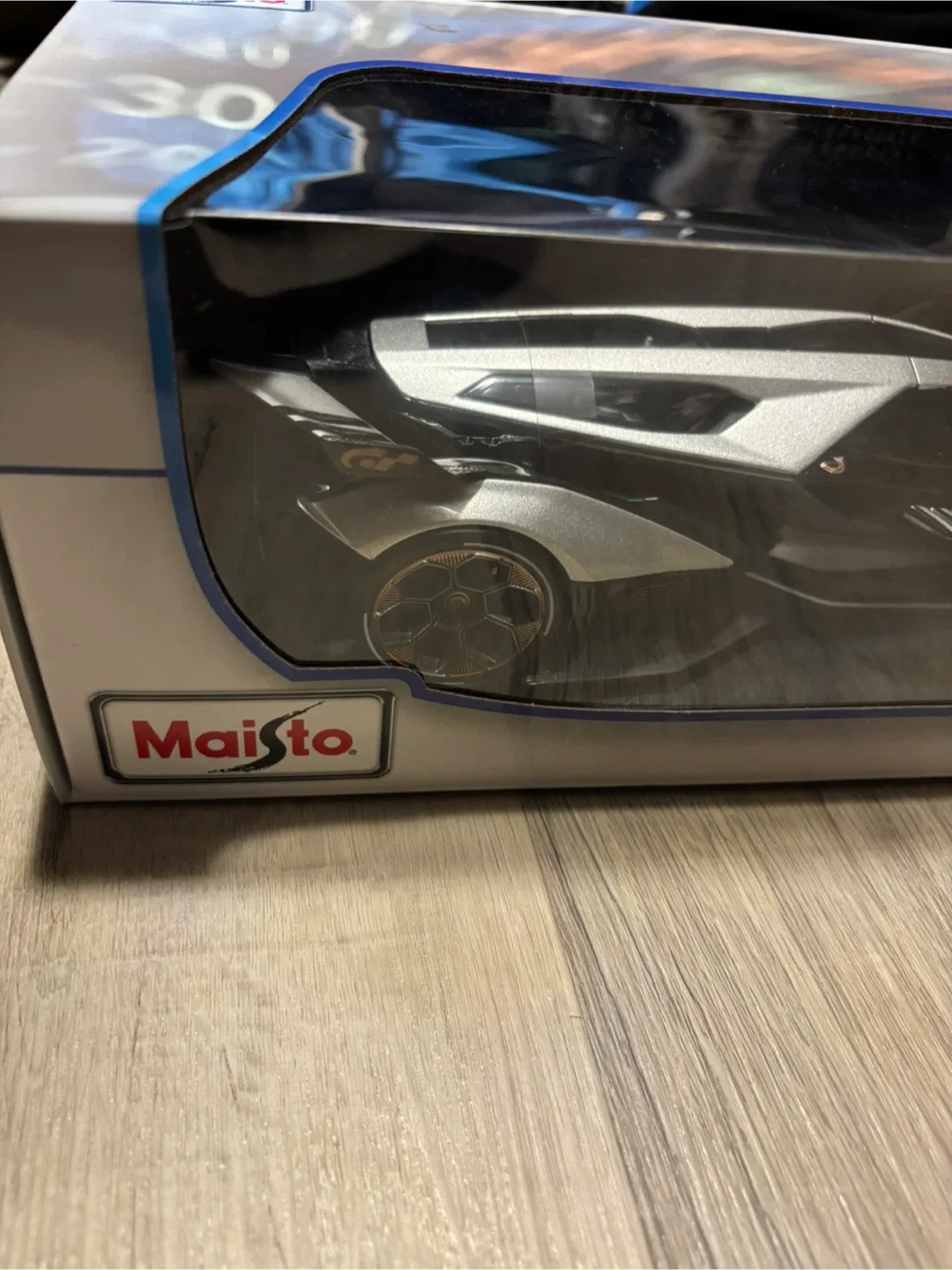 Maisto Special Edition 1:18 Die-Cast Car image indicator(3)