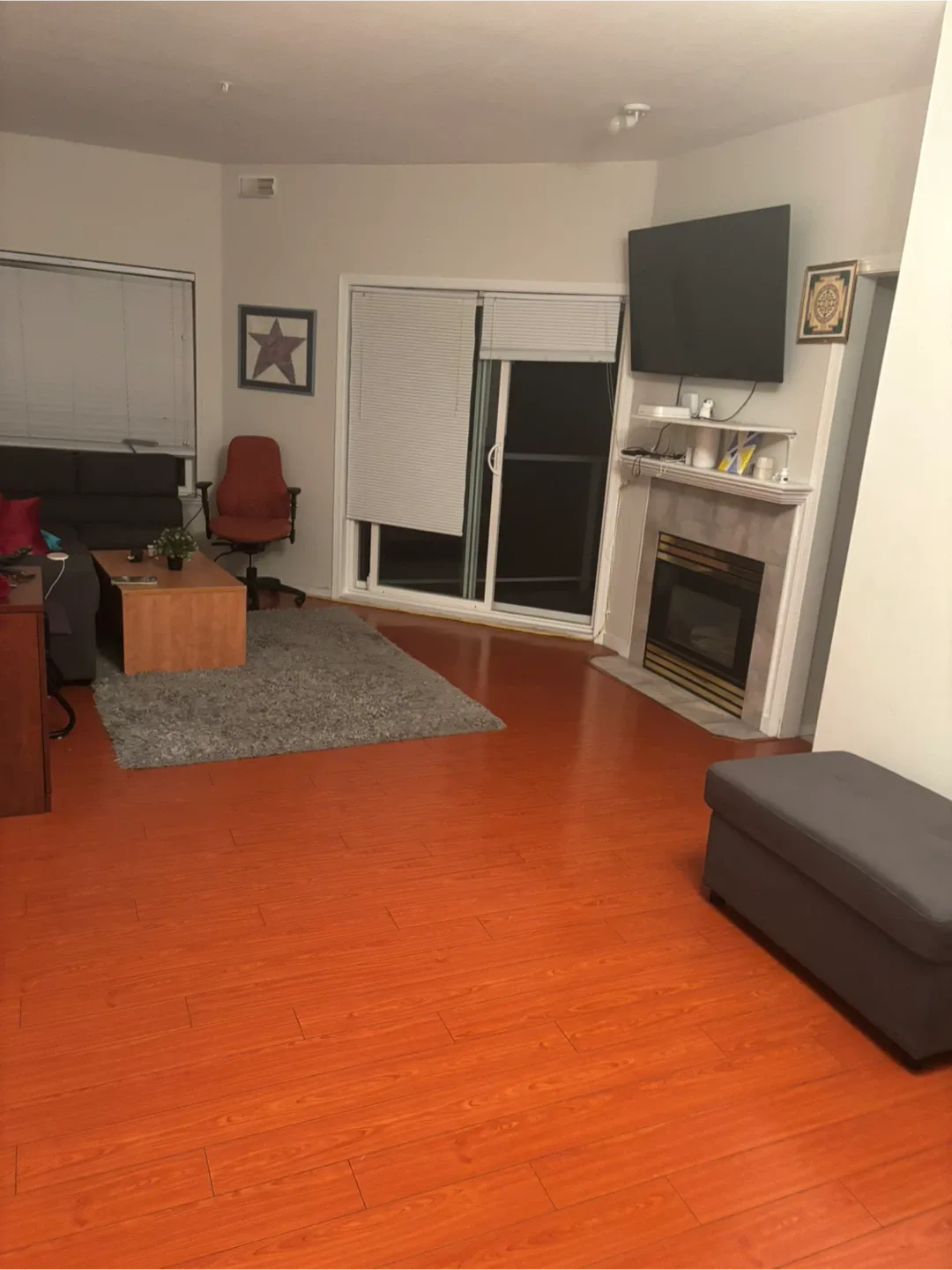 One bad room  for rent image indicator(4)