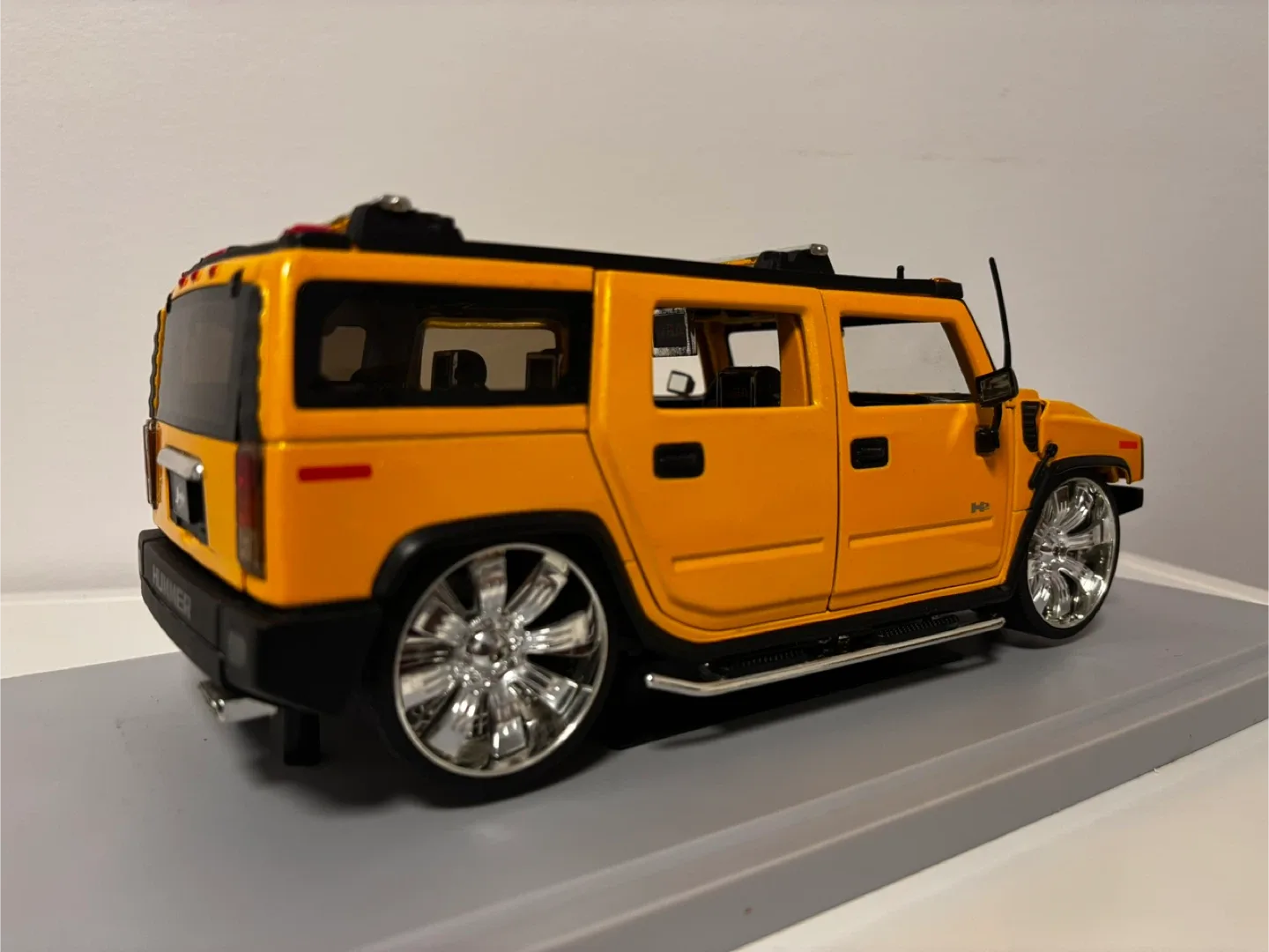 Hummer H2 1:18 Dub City – Collector – Excellent état – 45$ image indicator(5)