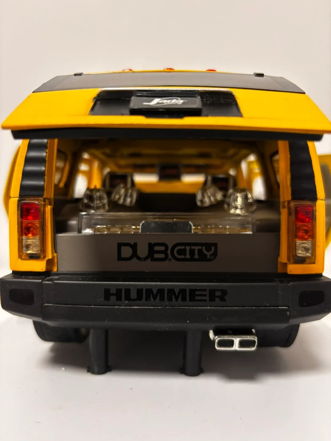 Hummer H2 1:18 Dub City – Collector – Excellent état – 45$ image indicator(4)