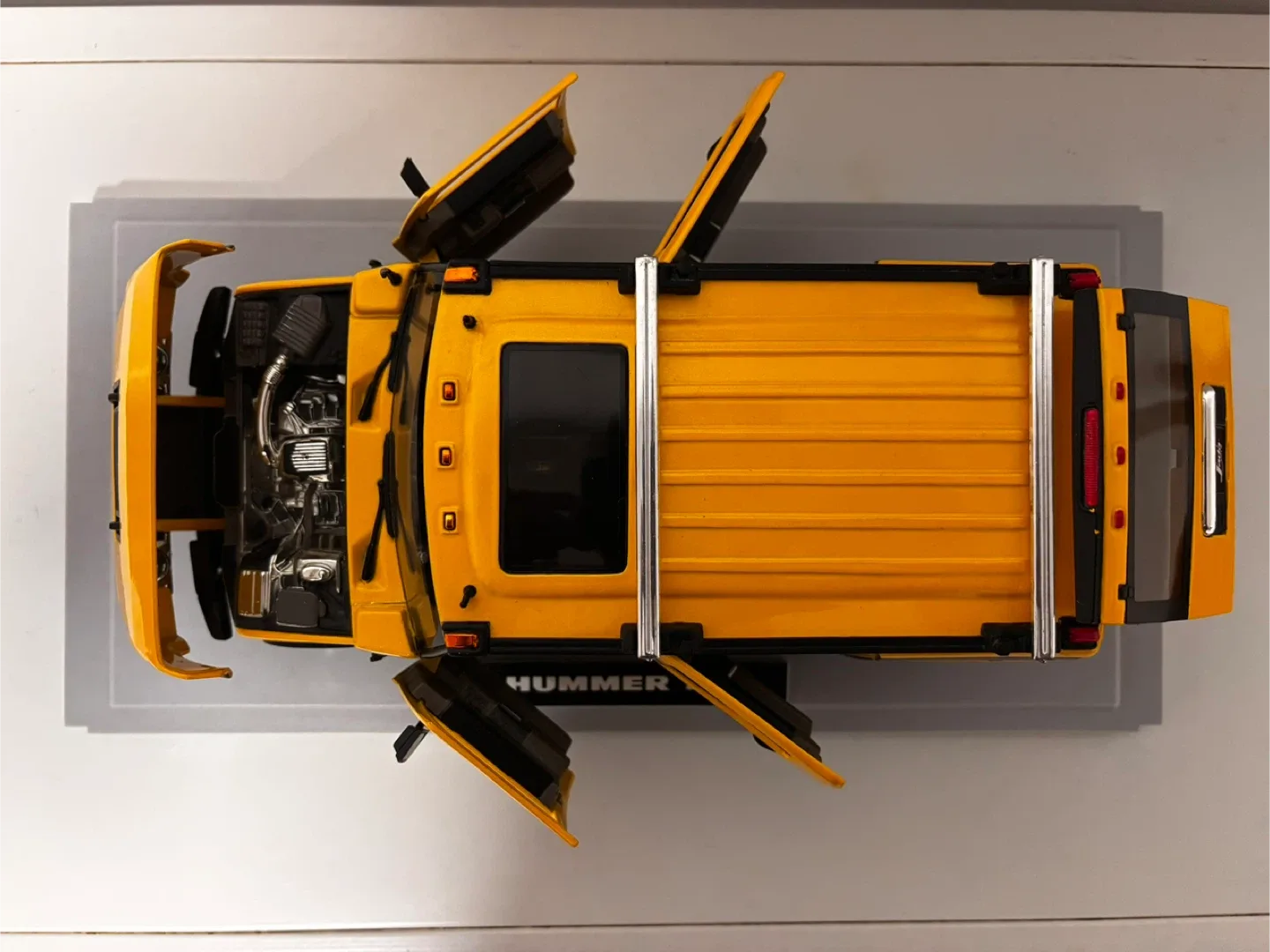 Hummer H2 1:18 Dub City – Collector – Excellent état – 45$ image indicator(2)