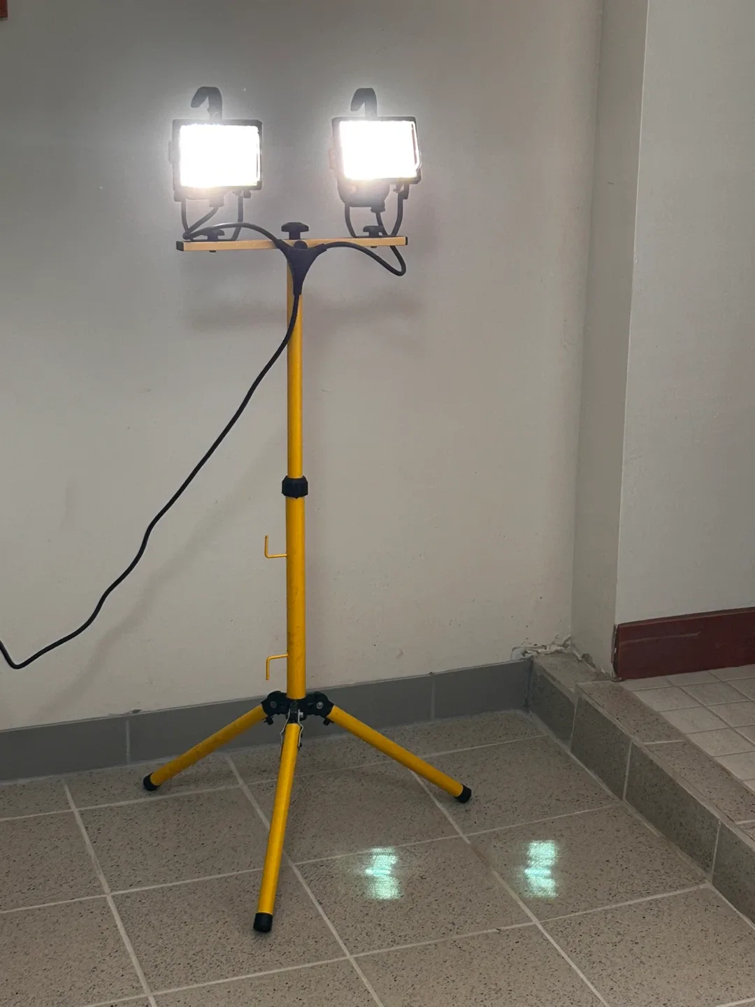 Construction Work Light with Stand image indicator(3)