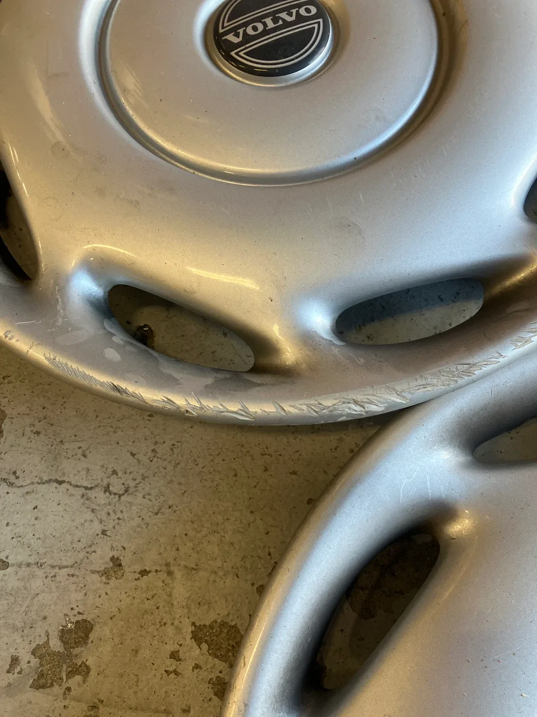 Volvo Hubcaps & Grill - Set of 4 image indicator(2)