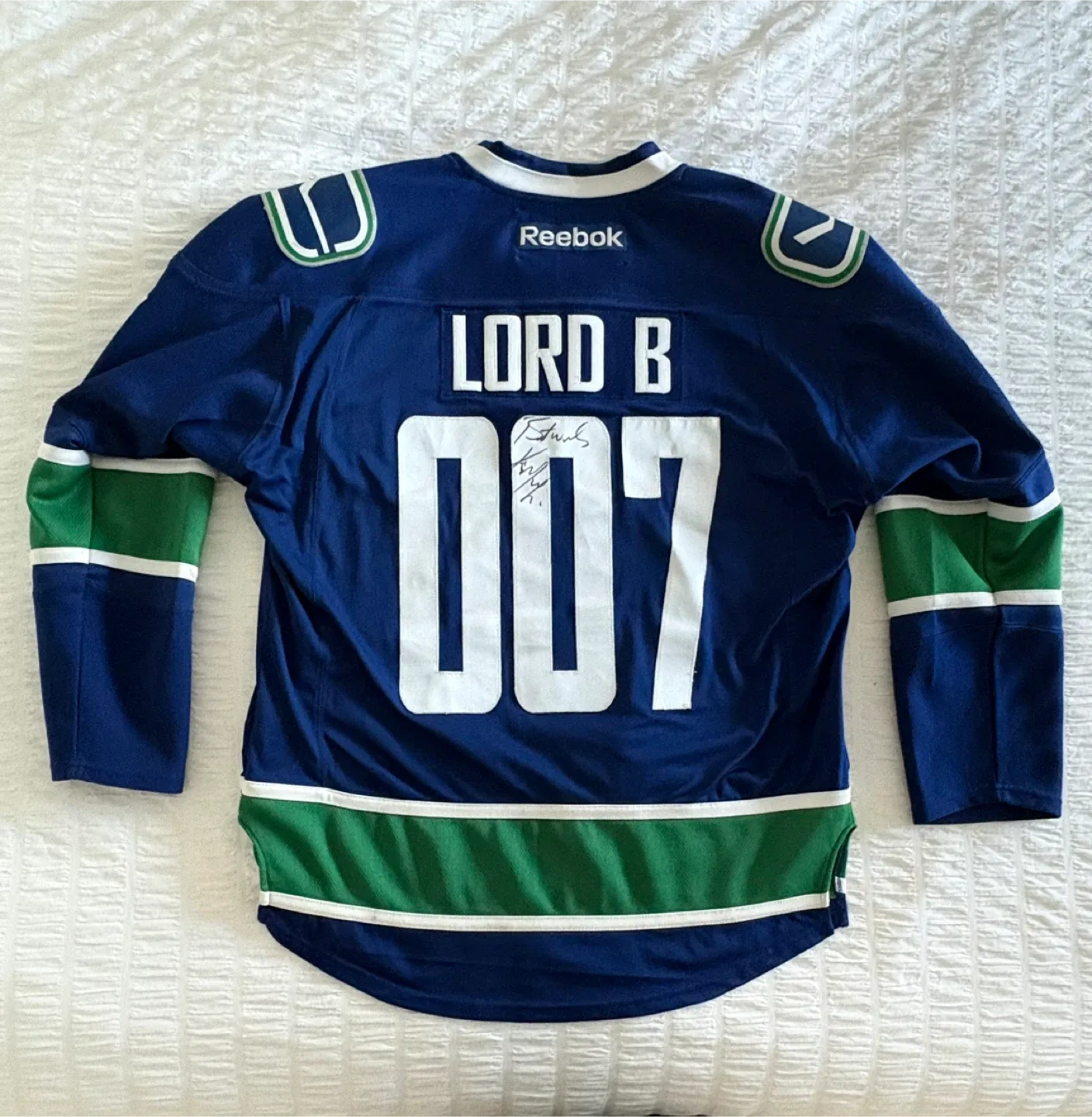Vancouver Canucks signed team Jersey image indicator(4)