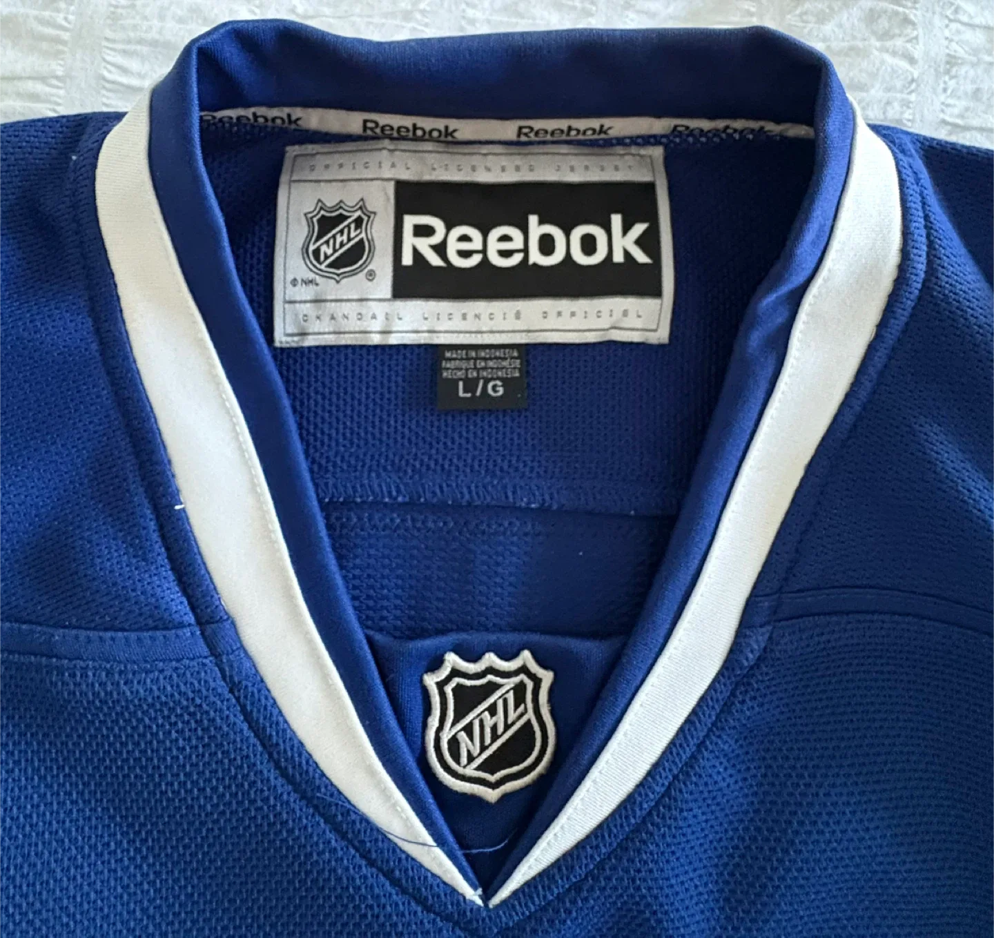 Vancouver Canucks signed team Jersey image indicator(5)