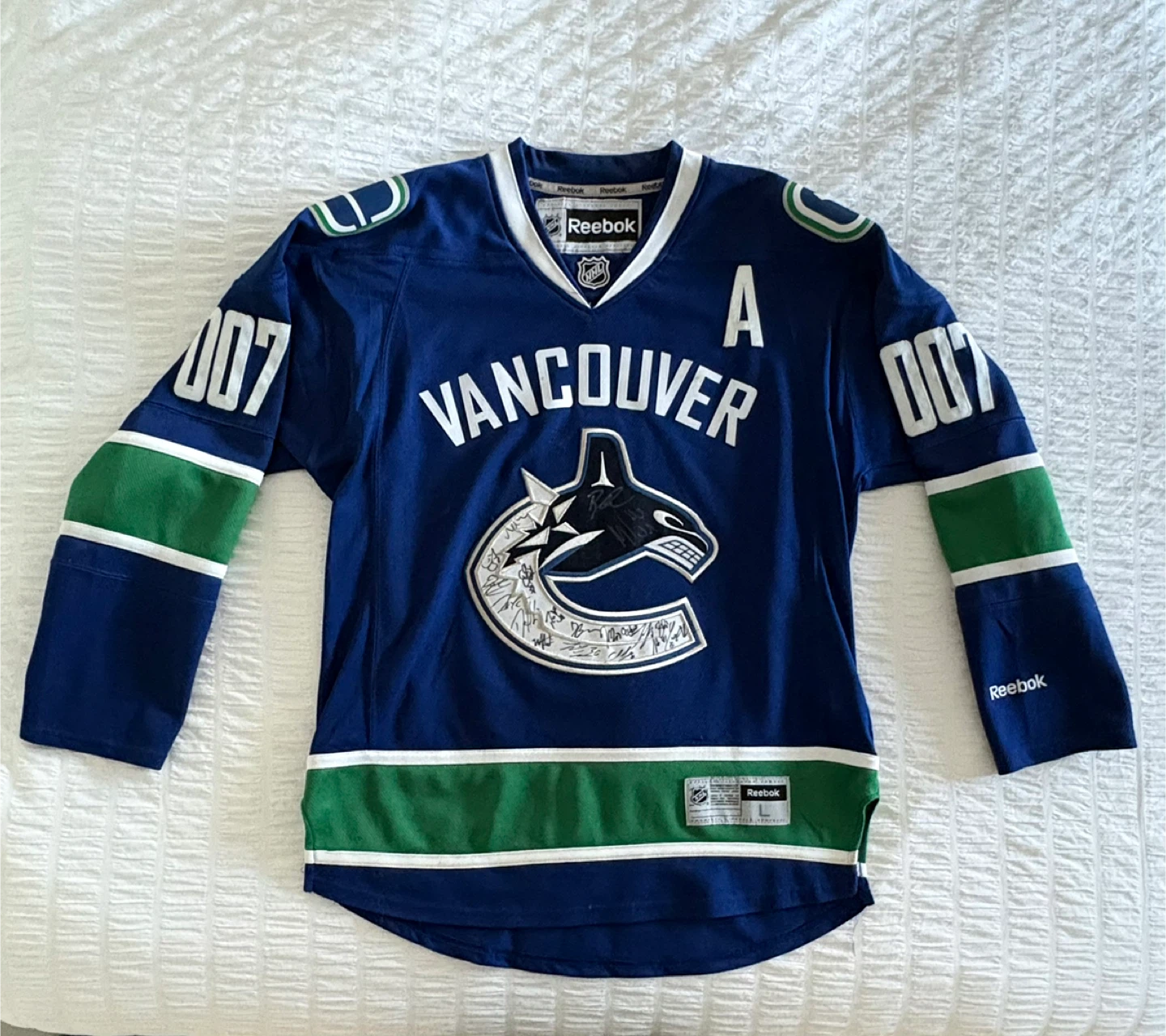 Vancouver Canucks signed team Jersey