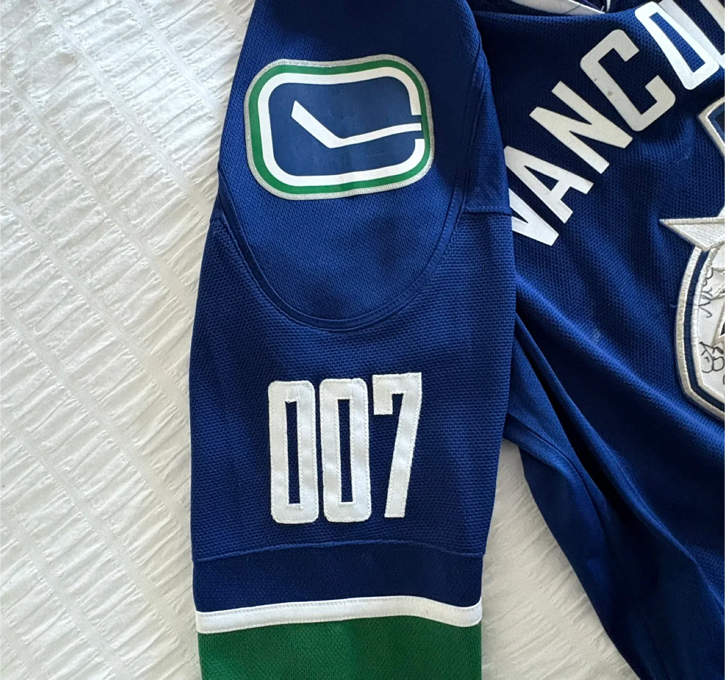 Vancouver Canucks signed team Jersey image indicator(3)