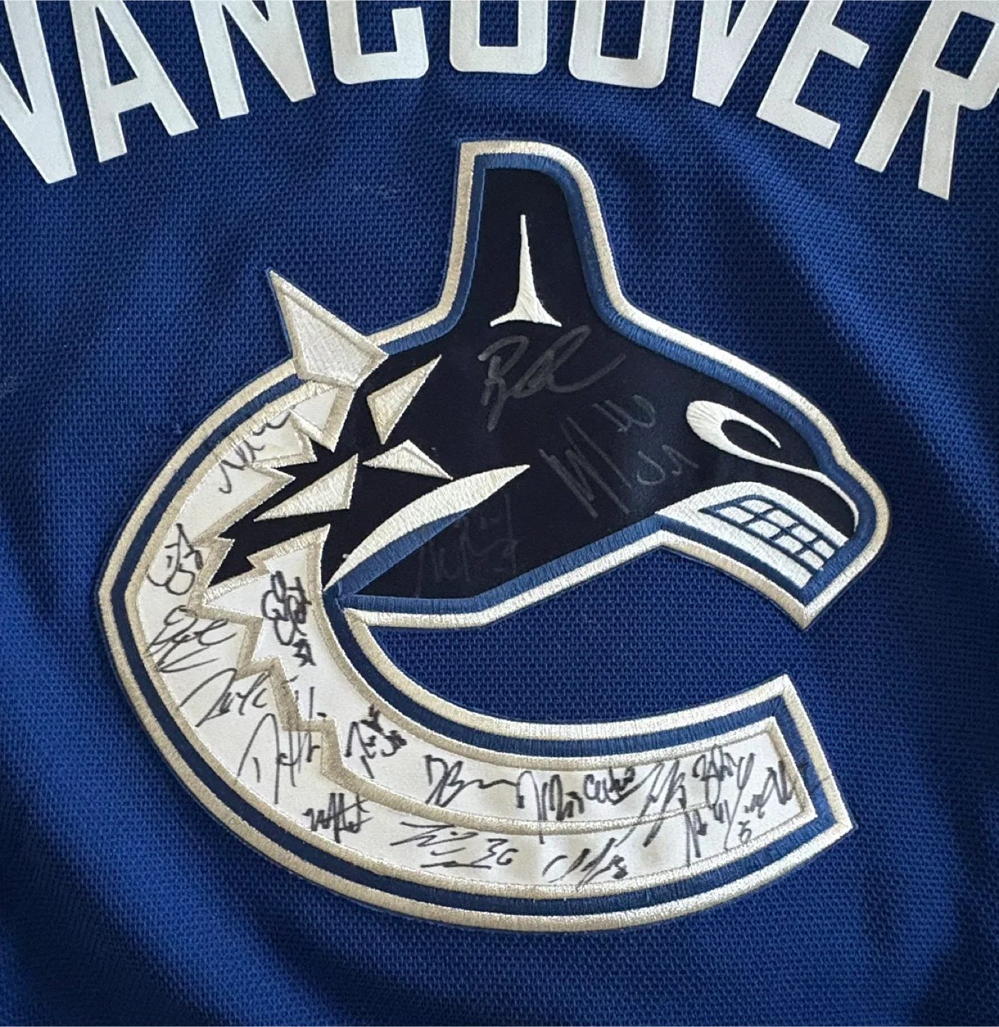 Vancouver Canucks signed team Jersey image indicator(2)