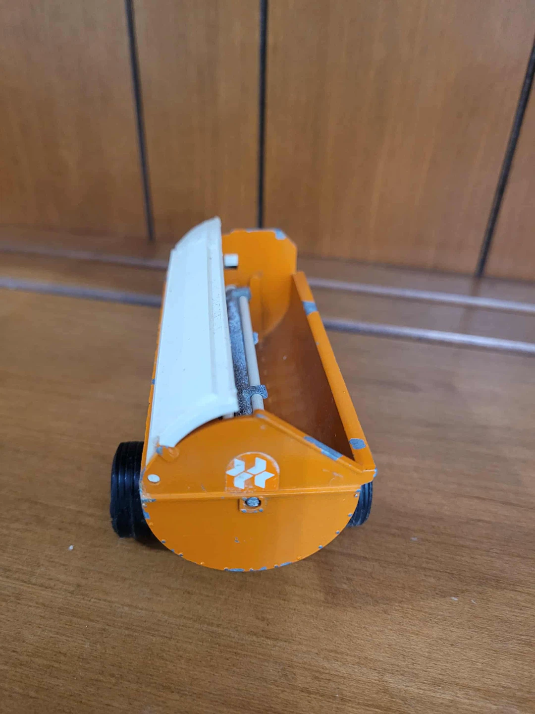 Britains LTD Howards Rotaspreader Toy - photo 2