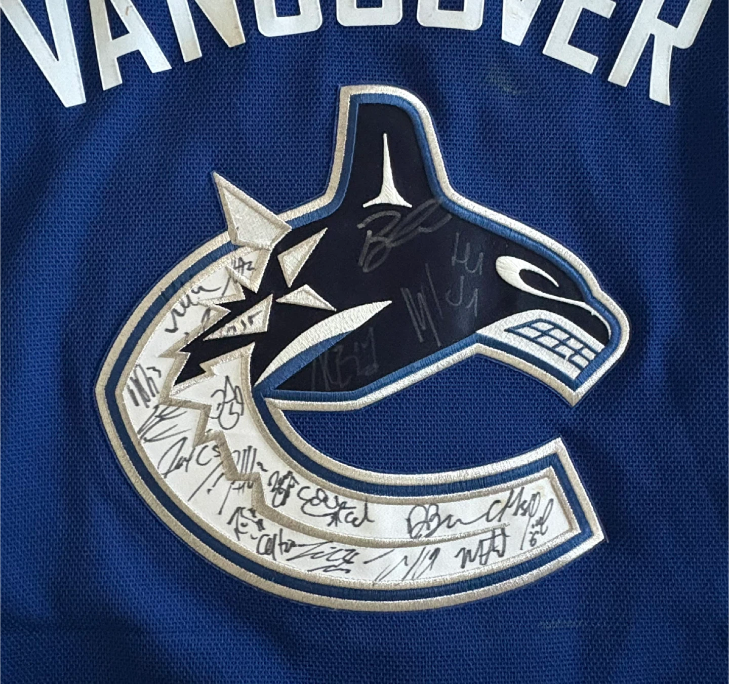 Vancouver Canucks Team Signed Hockey Jersey - photo 2
