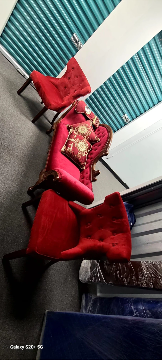 Red Velvet Chaise Lounge - photo 4