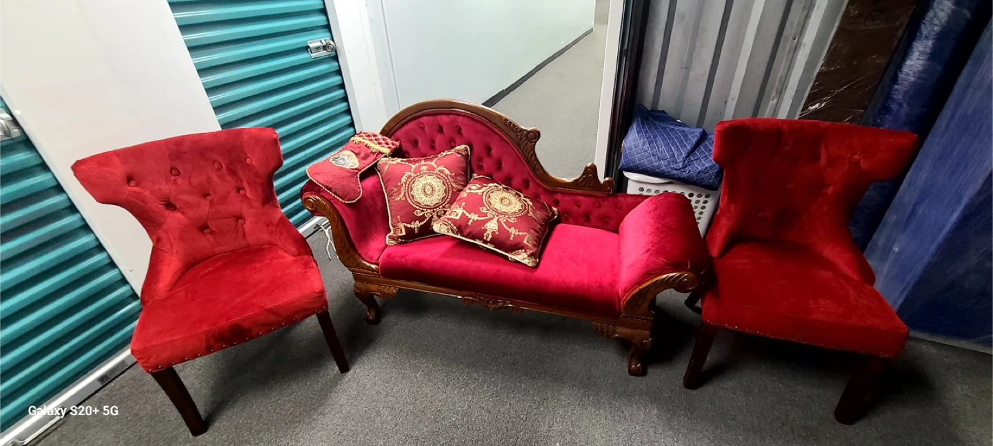Red Velvet Chaise Lounge - photo 3