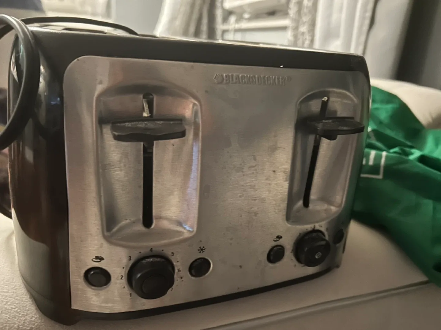 Black+Decker 4-Slice Toaster - Black & Silver image indicator(7)