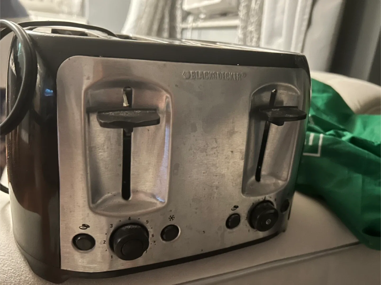 Black+Decker 4-Slice Toaster - Black & Silver image indicator(8)