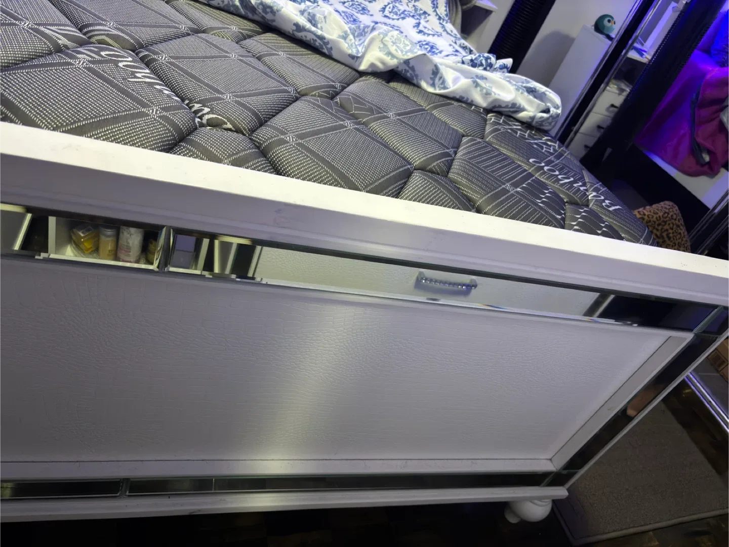 Queen bed image indicator(7)