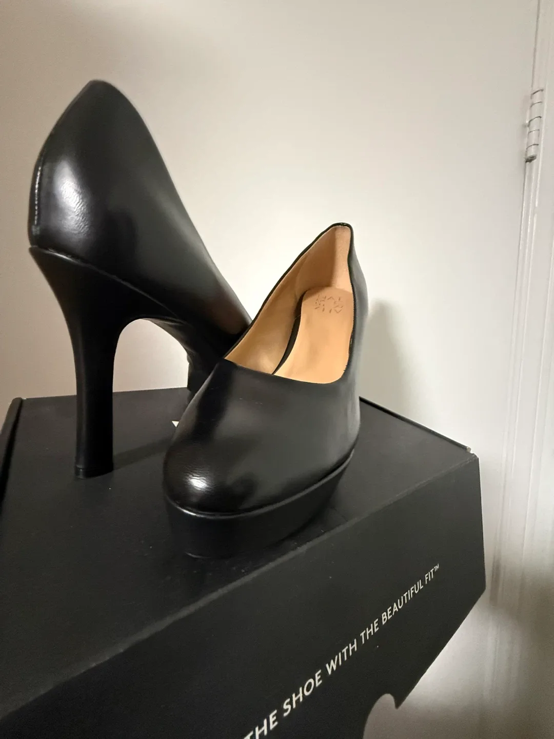 Naturalizer Black Leather Heels - Size 8.5 image indicator(2)