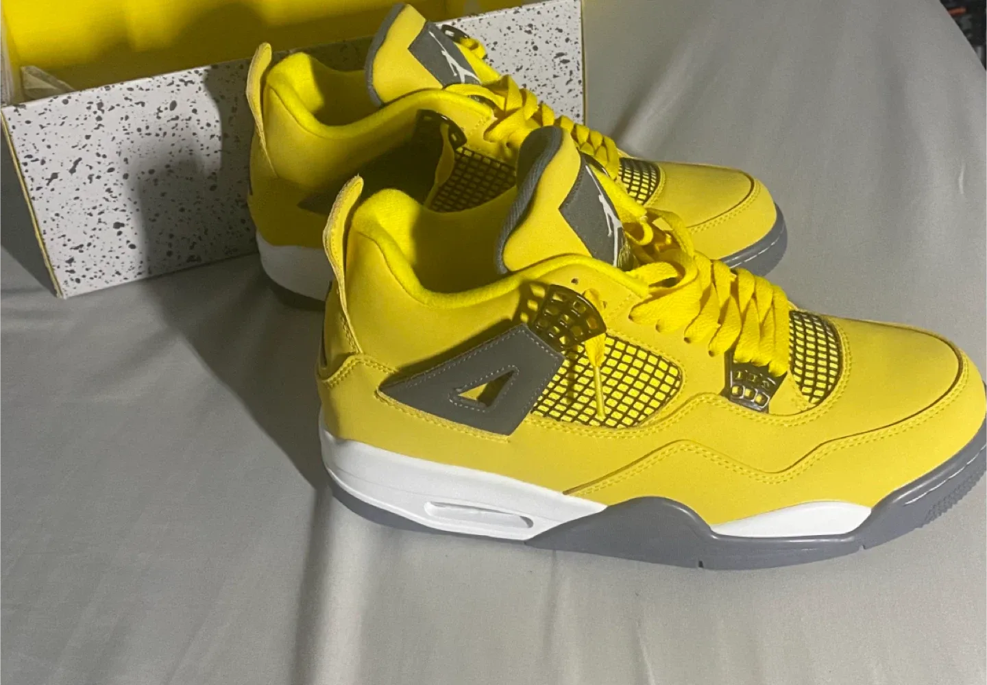 Air Jordan 4 Retro Lightning image indicator(4)