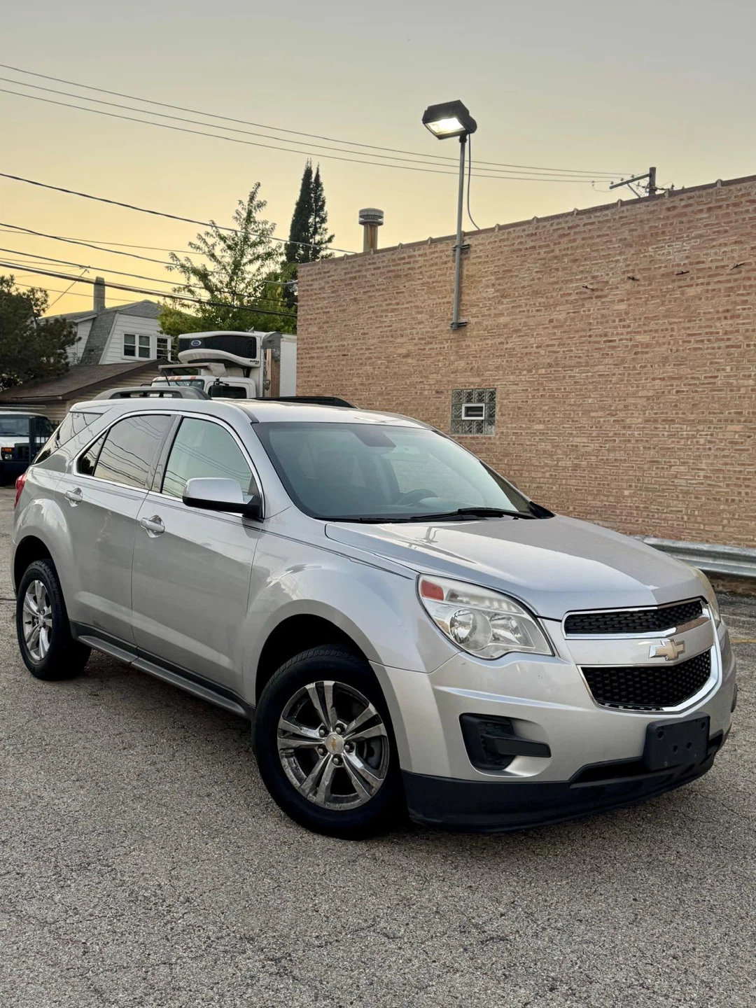 2013 Silver Chevy Equinox SUV - photo 4