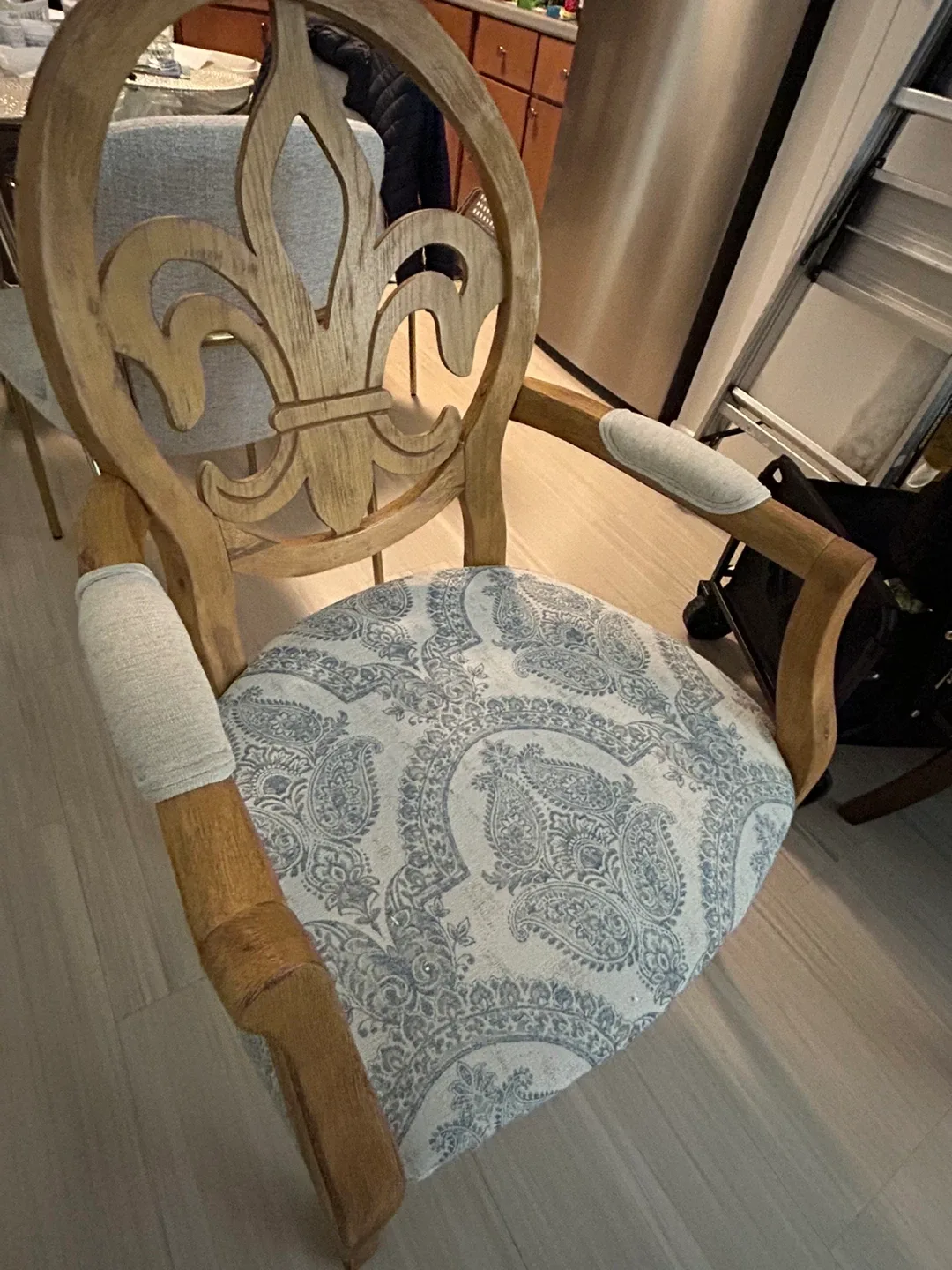 Accent Chairs with arms image indicator(2)