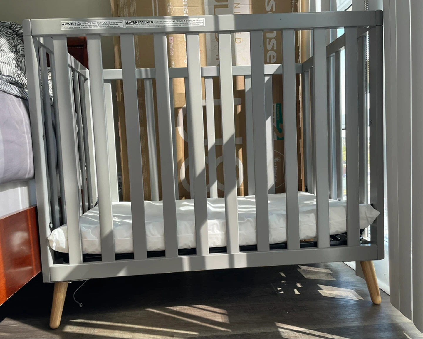 Compact baby crib