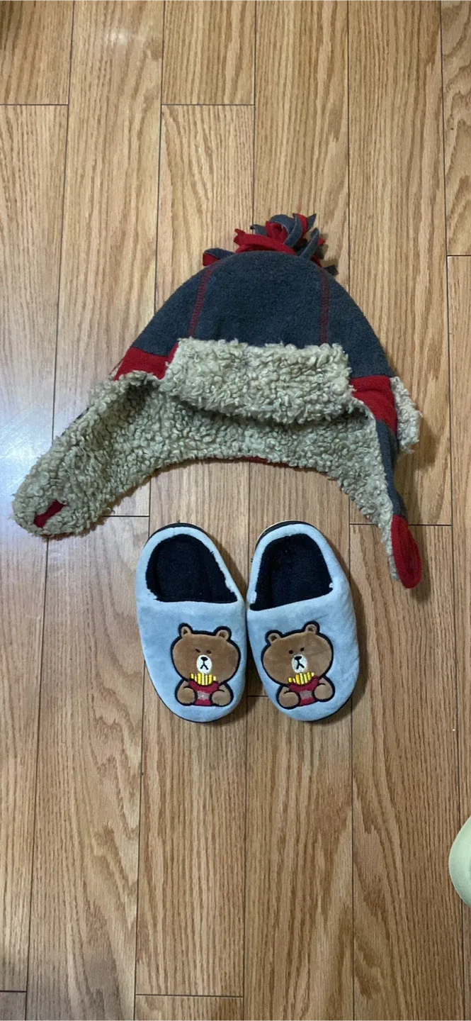 Baby Gap Hat & Slippers Set for Age 2-3 Toddlers thumbnail