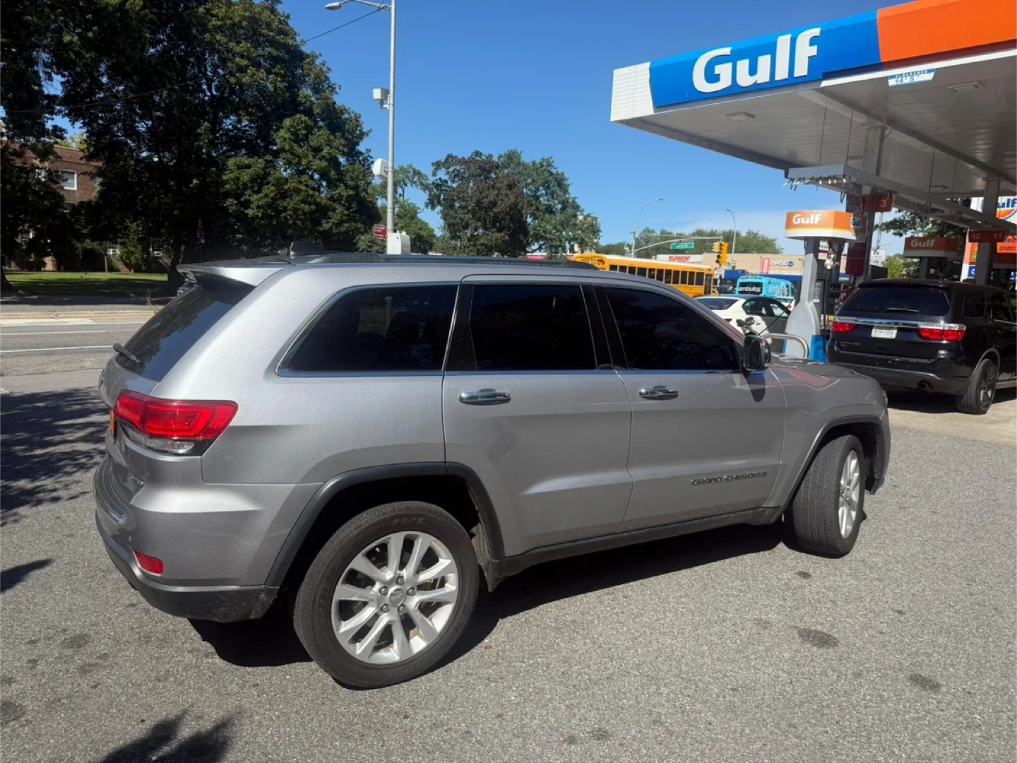 Jeep Grand Cherokee - Silver SUV image indicator(5)