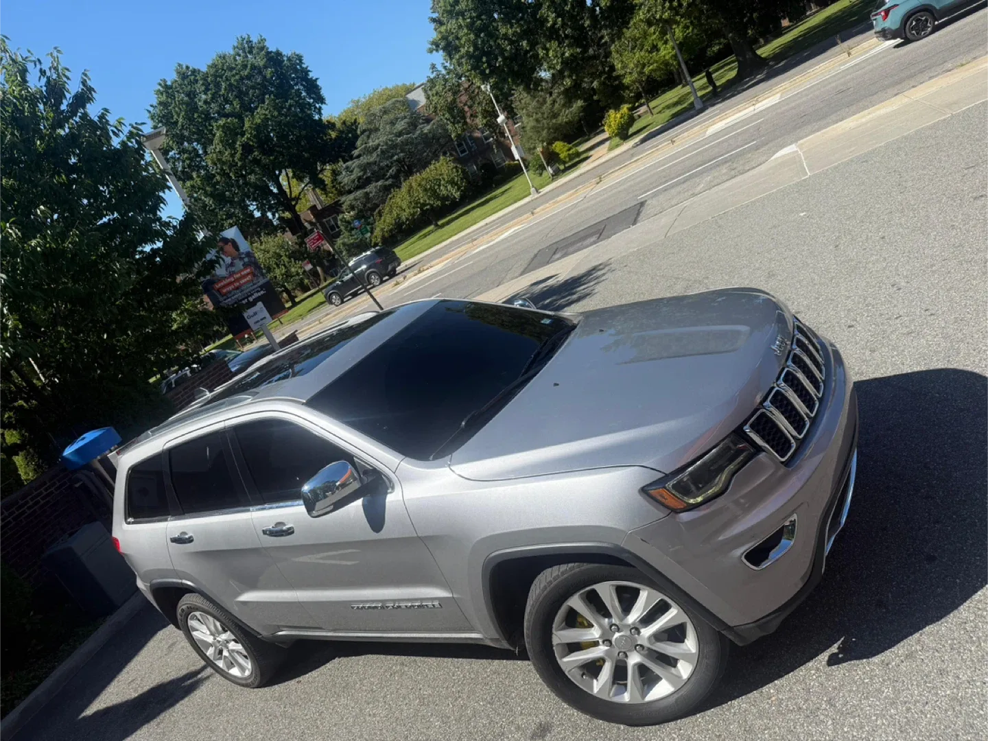 Jeep Grand Cherokee - Silver SUV image indicator(2)